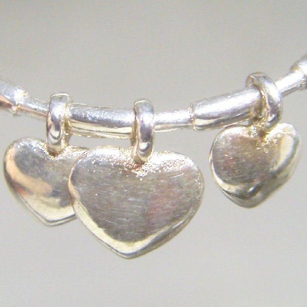 (r1104)Anillo de plata con corazones giratorios.